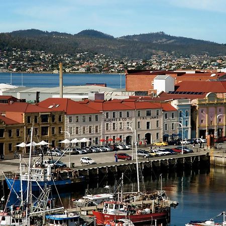 The Henry Jones Art Hotel Hobart Esterno foto The battery, with the city in the background