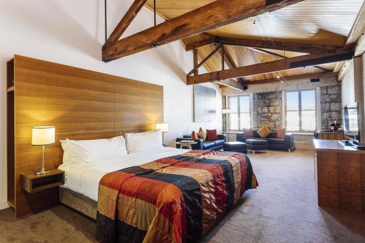 The Henry Jones Art Hotel Hobart Esterno foto A room at the hotel