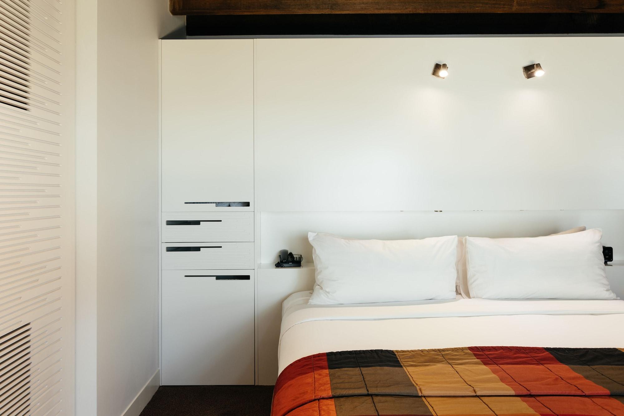 The Henry Jones Art Hotel Hobart Esterno foto A bedroom at the hotel