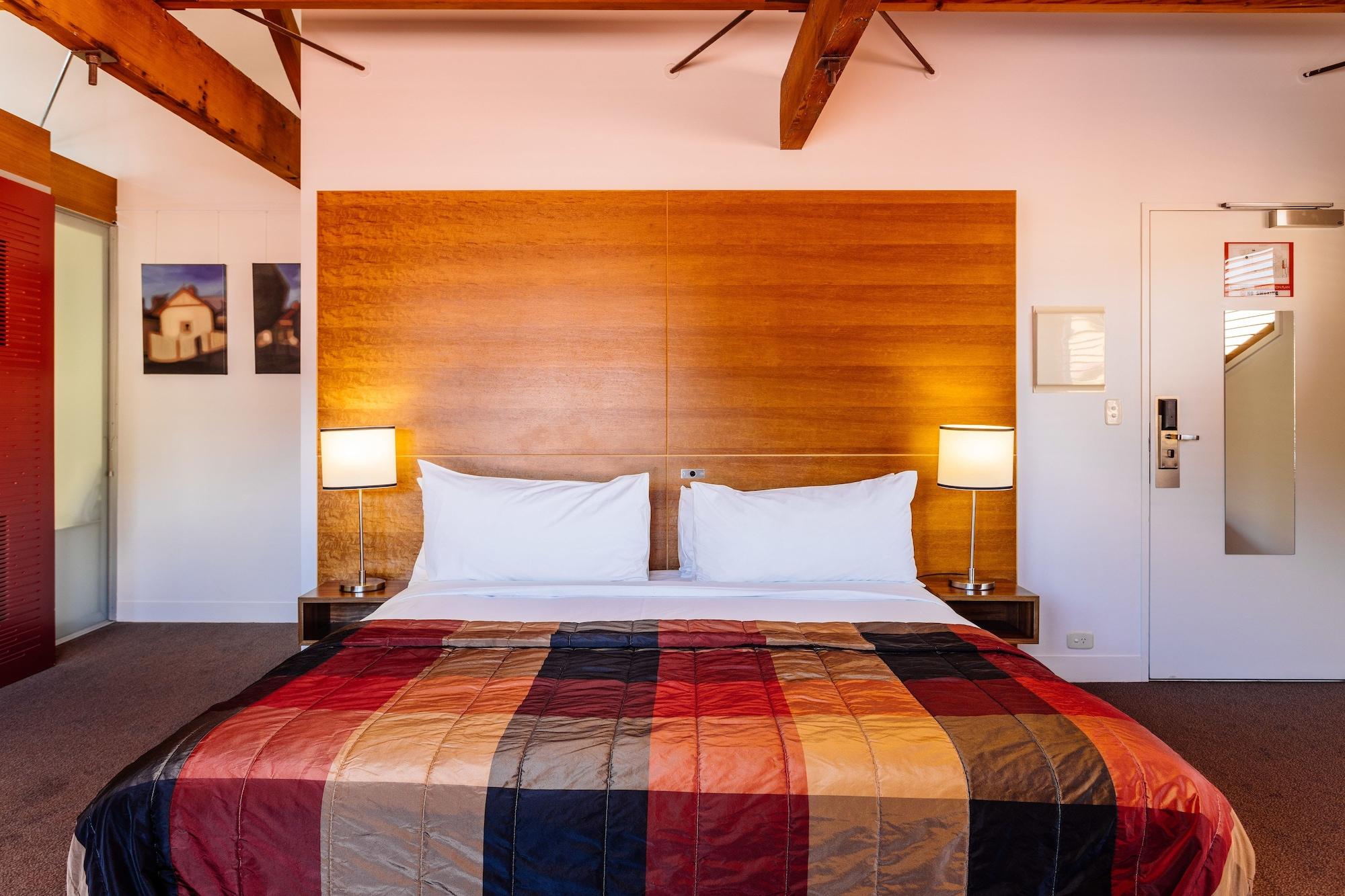 The Henry Jones Art Hotel Hobart Esterno foto A bedroom at the hotel
