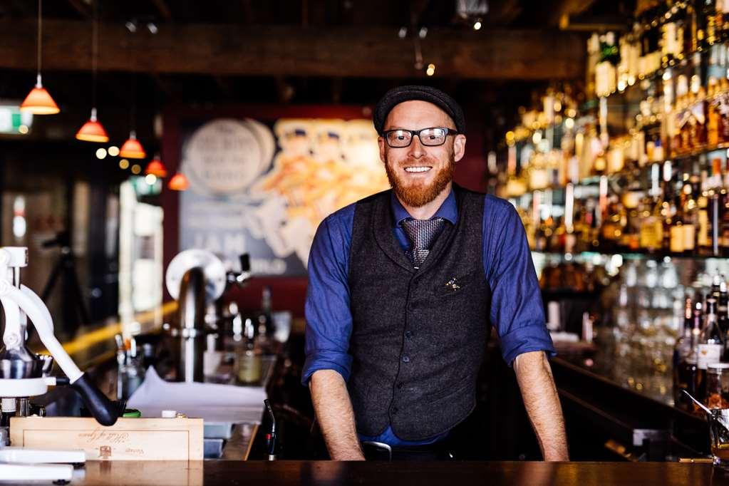 The Henry Jones Art Hotel Hobart Ristorante foto A bartender at work