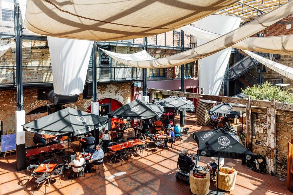 The Henry Jones Art Hotel Hobart Interno foto The patio at the Hotel Santa Fe