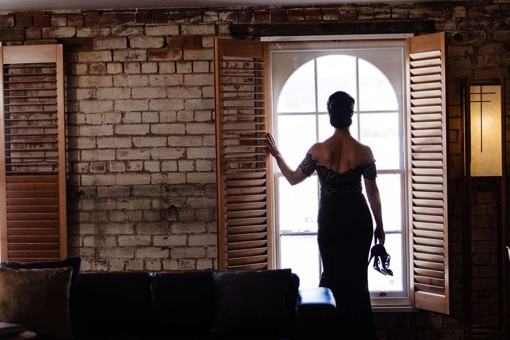 The Henry Jones Art Hotel Hobart Amenities foto A woman in a dress
