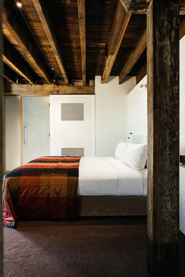 The Henry Jones Art Hotel Hobart Esterno foto A room at the hotel