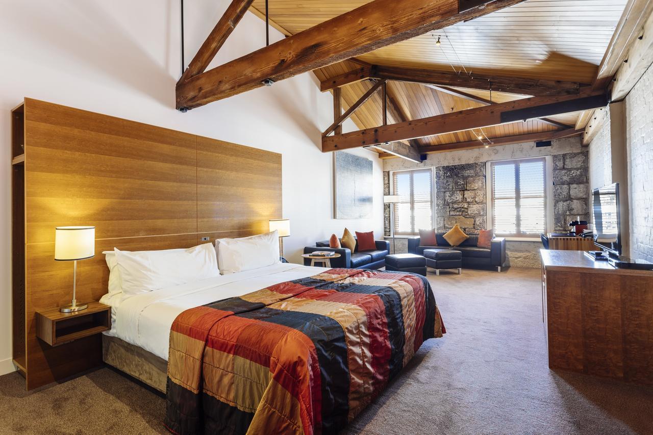 The Henry Jones Art Hotel Hobart Esterno foto A room at the hotel