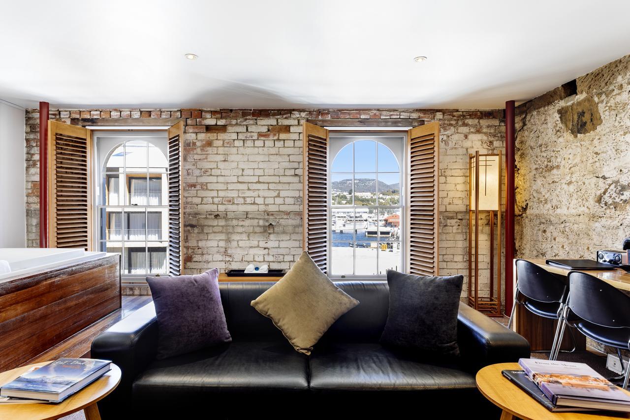 The Henry Jones Art Hotel Hobart Esterno foto The interior of a suite at the hotel