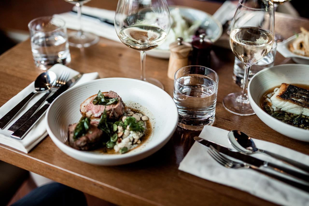 The Henry Jones Art Hotel Hobart Esterno foto Dishes at the restaurant